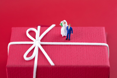 微缩世界礼物盒上的结婚新人
