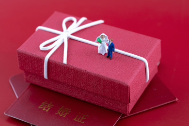 微缩世界礼物盒上的结婚新人