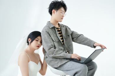沉浸在网络虚拟爱恋世界的男轻男女