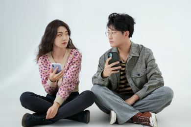 沉迷于网路虚拟爱情世界的青年男女