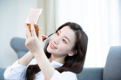 正在化妆的活力女性