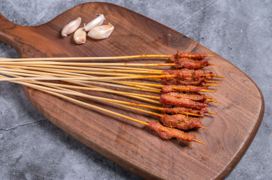 水泥背景上的一把牛肉小串