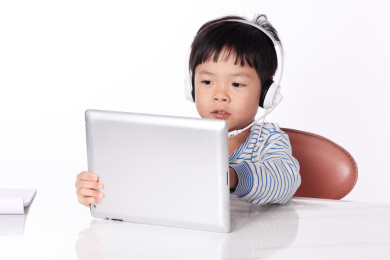 一个男童正在用平板电脑学习