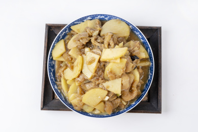 传统菜地三鲜土豆片炒茄子