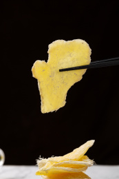 筷子夹着的一片冰糖姜糖片特写