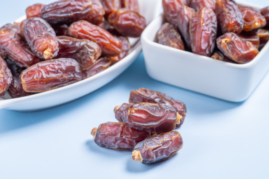 浅蓝色背景上摆放的大椰枣