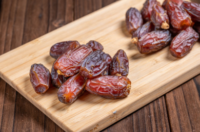 木纹桌上摆放的大椰枣