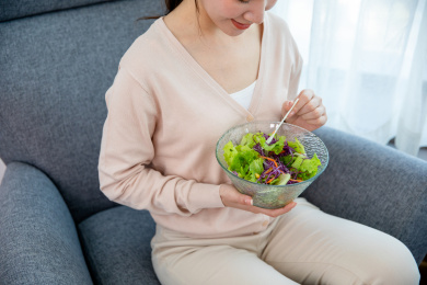 居家女性手捧沙拉特写