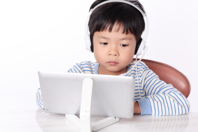 男孩正在线上学习