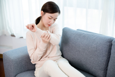 年轻女子手臂疼痛按摩手臂