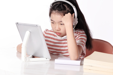 教育概念；女生正在学习网上课程