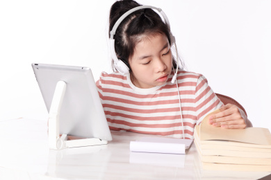 教育概念；女生正在学习网上课程