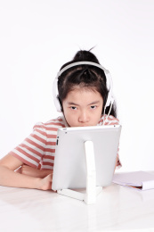 教育概念；女生正在学习网上课程