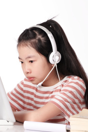 教育概念；女生正在学习网上课程