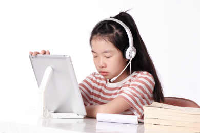 教育概念；女生正在学习网上课程