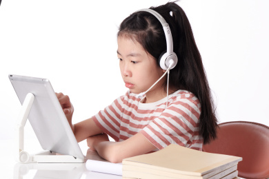 教育概念；女生正在学习网上课程