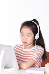 教育概念；女生正在学习网上课程