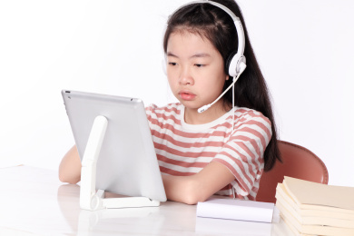 教育概念；女生正在学习网上课程