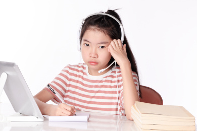 教育概念；女生正在学习网上课程