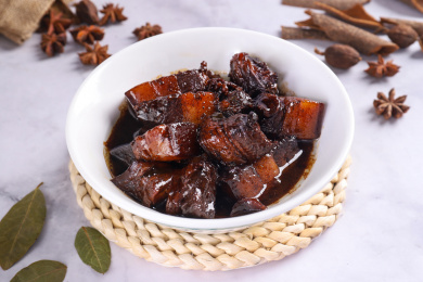 盘子里的扣碗秘制红烧肉