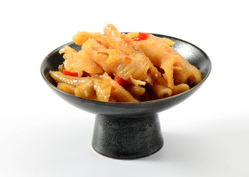 餐具里摆放的柠檬无骨鸡爪