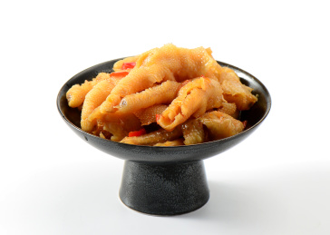 餐具里摆放的柠檬无骨鸡爪