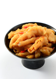 餐具里摆放的柠檬无骨鸡爪