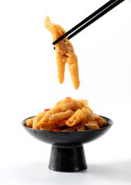 餐具里摆放的柠檬无骨鸡爪