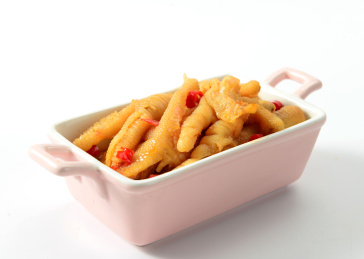 餐具里摆放的柠檬无骨鸡爪