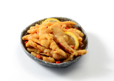 餐具里摆放的柠檬无骨鸡爪