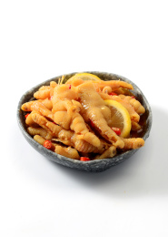 餐具里摆放的柠檬无骨鸡爪