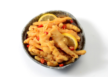 餐具里摆放的柠檬无骨鸡爪