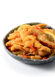 餐具里摆放的柠檬无骨鸡爪