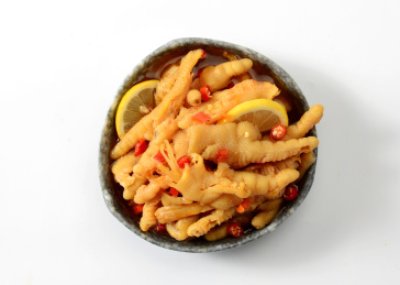 餐具里摆放的柠檬无骨鸡爪