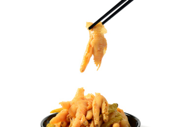 餐具里摆放的柠檬无骨鸡爪