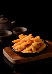 餐具里摆放的柠檬无骨鸡爪