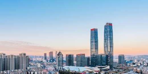 中国云南昆明双子塔和城市天际线黄昏风光