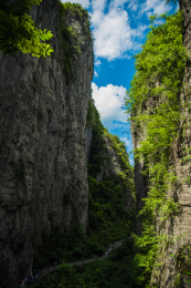 中国湖北恩施大峡谷景区山峰悬崖