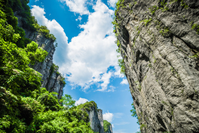 中国湖北恩施大峡谷景区山峰悬崖