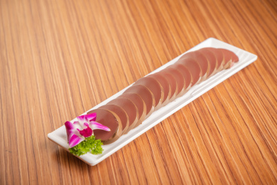 浅色木纹板上放着一盘鸭血