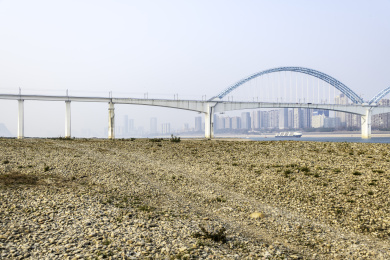中国湖北宜昌长江滩涂越野车道