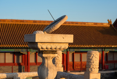 黄昏时刻的中国北京故宫乾清宫日晷