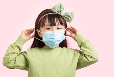 戴口罩的小女孩