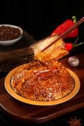 筷子上夹着肉