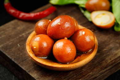 木板上的一盘乡巴佬蛋