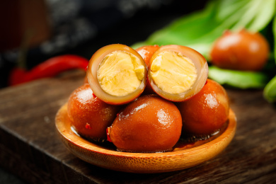 木板上的一盘乡巴佬蛋