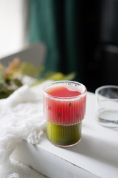 咖啡杯里的西瓜抹茶奶冻奶昔