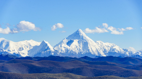 远眺中国四川贡嘎雪山