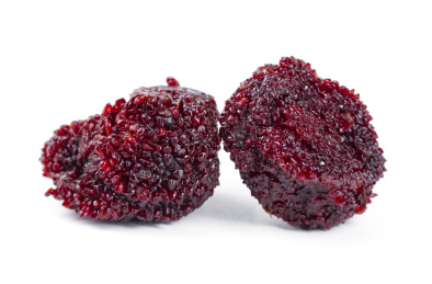 白底上的杨梅干