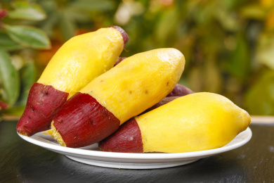 黑石板上放着一盘蒸熟的小香薯